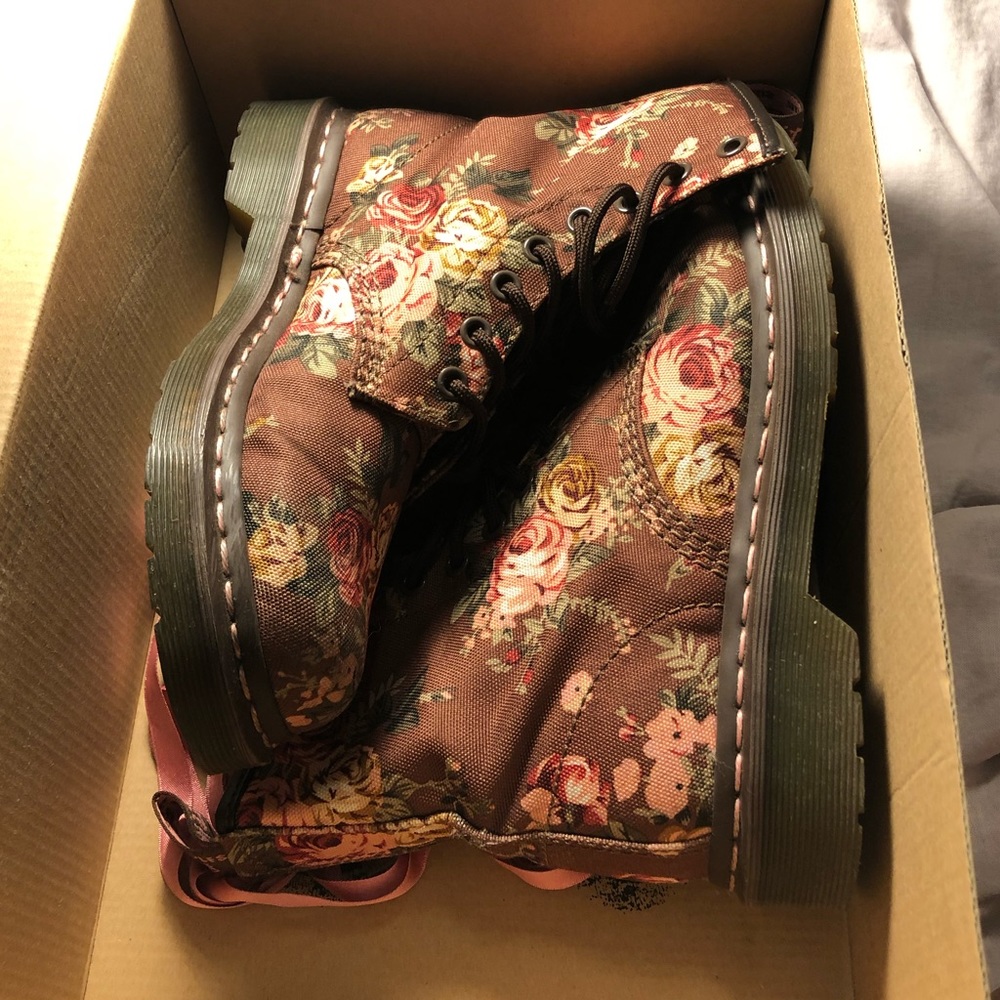 🧸 RARE BROWN FLORAL DR MARTENS 🧸